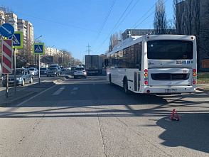 Ростовчанка перебегала на «красный» и попала под автобус