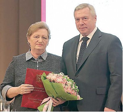 Губернатор области Василий ГОЛУБЕВ вручает учителю начальных классов Пролетарской средней школы № 6 Татьяне НЕЧЕПУРЕНКО благодарность за эффективную работу по развитию системы образования. Татьяна Викторовна проработала учителем 36 лет.