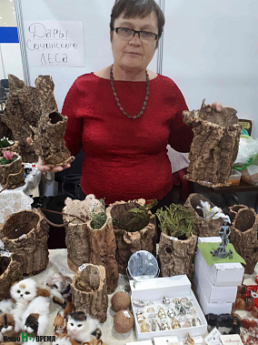 Пенсионерка Людмила ВЕТРОВА ездит в сочинский лес за здоровьем и корой пробкового дуба для своих кашпо.