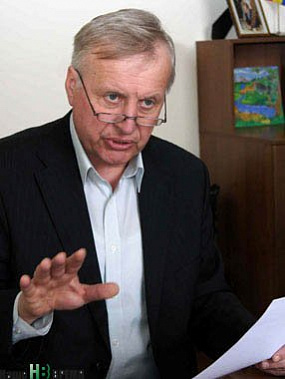 У директора «Сельхозэнерго» Сергея Георгиевича Лысенко скопились тонны бумажек из всех инстанций.
