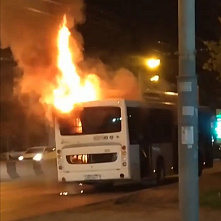 Автобус с пассажирами на маршруте загорелся в Ростове, на проспекте Стачки