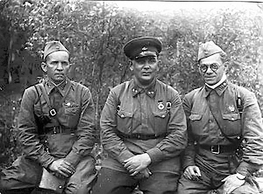 Слева направо: полковник Я.Ф. ТИТОВ, генерал-майор С.В. РОГИНСКИЙ, комиссар Л.М. ГЛЕЗАРОВ.