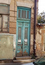 У грустных дверей непарадного подъезда