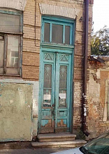 У грустных дверей непарадного подъезда