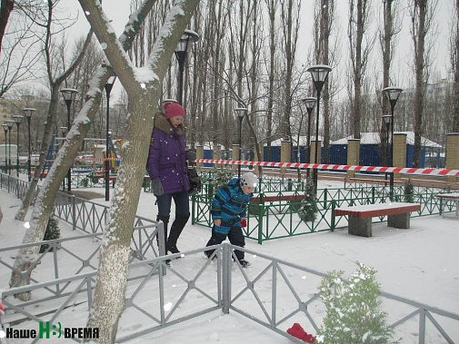 Космонавтов,17. Что-то не доделано в этом дворе, немного похожем на кладбище.