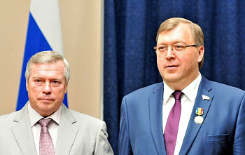 Василий Голубев и Александр Ищенко поздравили женщин