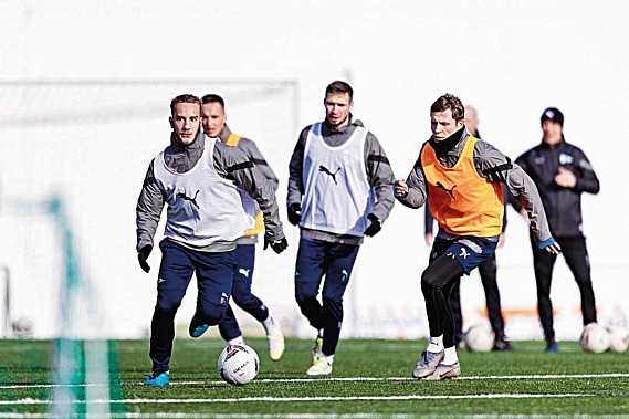 Первая тренировка, первые кадры с занятий. Фото с сайта ФК «Чайка»