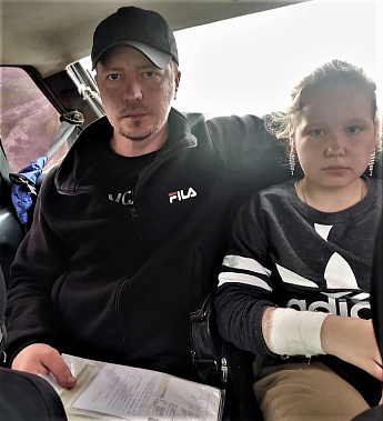 Алексей и Есения Перышковы едут из Большекрепинской в районную больницу.