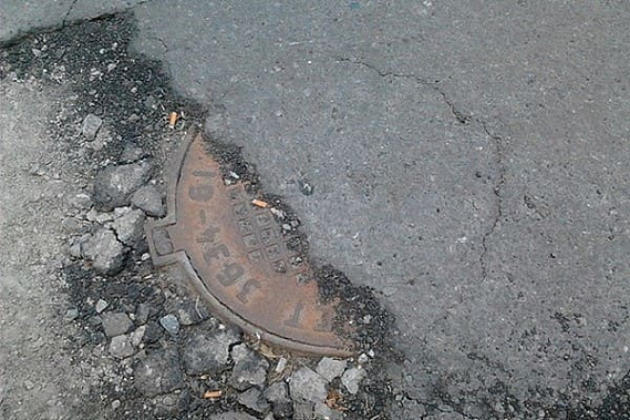 На улице Октябрьской в Азове жители раскритиковали ремонт дороги