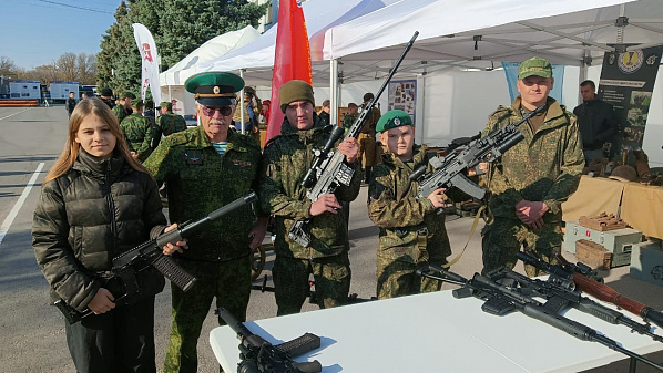  В Ростове-на-Дону провели акцию «Стать в строй. Время героев!»