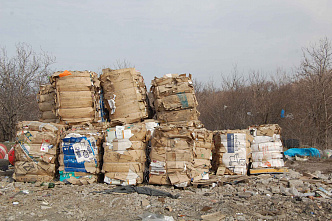 Прессованный картон идет на переработку и снижает возможность возгорания мусора на полигоне.