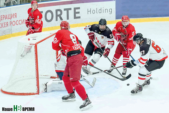 Игра была товарищеской, но на льду борьба была предельно честной. «Ростов» (красные) почти все время сидел на воротах любительского «Атамана».