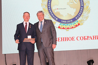 На ком страна держится