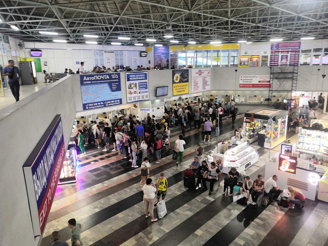 На Главном автовокзале Ростова, несмотря на будний день, очень оживленно.