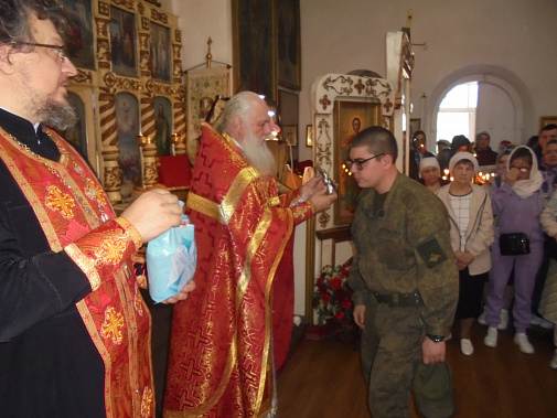 Представители духовенства поздравили со Святой Пасхой военнослужащих