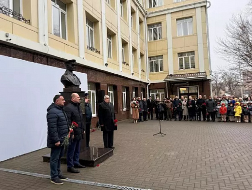 Церемония открытия бюста Г.К. Мадояна.Источник фото: Donday.