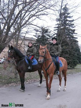 Конный патруль на улицах города. Дружинники Вячеслав Иноземцев и Руслан Гасанян (слева направо).
