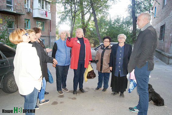 Активисты с ул. Рабочая площадь. Они могут попытаться стать участниками федеральной программы по благоустройству дворов.