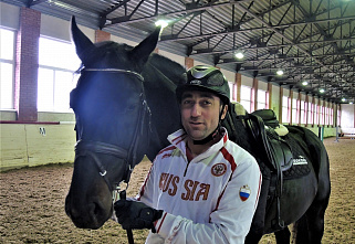 Поздравления принимает один из лучших донских конников Хейрадин Нуриев