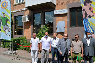 В Ростове открыли памятную доску футболисту Виктору Понедельника