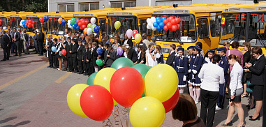 Министр раздает ключи и говорит: «В добрый путь!»_25829