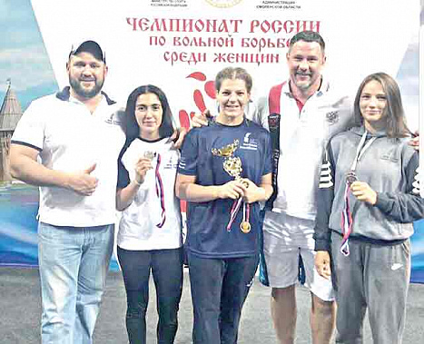 В центре – Татьяна КОЛЕСНИКОВА, справа – Инна ДОХНЕВСКАЯ, слева – Марина СИМОНЯН и мужчины – представители донской команды. Фото с сайта www.rostov-gorod.ru