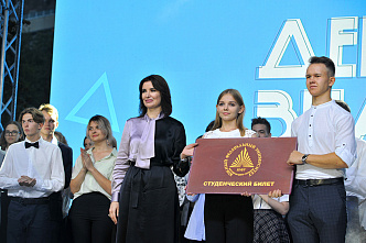 Первокурсников ЮФУ посвятили в студенты на поляне физиков