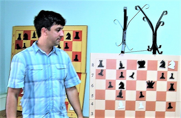 Мастер ФИДЕ из Ростова-на-Дону Дмитрий Казьмин; он был лучшим в составе донской команды на турнире «Город-герой Москва».