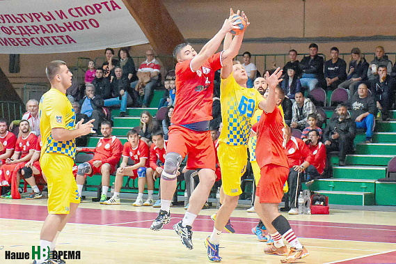 Вот такая борьба за мяч шла все два матча (в этом сезоне «ДГТУ-Лидер» играет в желтой форме).