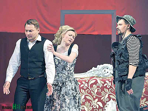 Фигаро (Алексей Тимченко), Сюзанна (Алена Гудкова) и граф Альмавива (Александр Волженский). Фото с сайта www.rostovteatr.ru