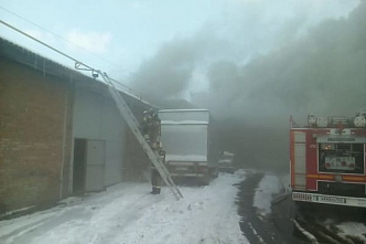 Более двух часов в Ростове тушили склад на ул. Врубовой