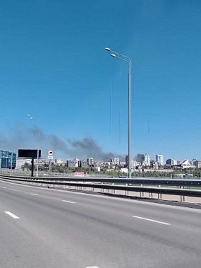 Дым от пожара на улице Журавлева был виден за несколько километров от Ростова. Источник фото: 