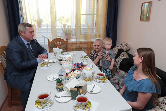 Побывав в гостях у Марии БУИКЛИ, губернатор области Василий ГОЛУБЕВ убедился: детям-сиротам сегодня в Новочеркасске выделяют хорошее жилье.