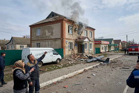  После налета беспилотника на населенный пункт. Фото сгенерировано неросетью Sinonim по запросу 