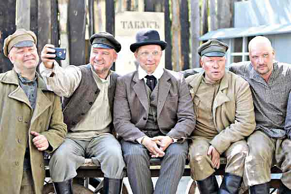 Иван ОХЛОБЫСТИН (в центре) с коллегами по съемочноой площадке фильма «Ростовъ». Фото с сайта www.vokrug.tv