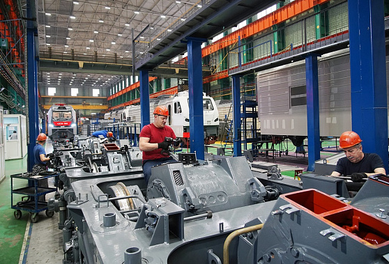 Так рождается локомотив...  Источник фото: отдел по внешним связям и стратегическим коммуникациям НЭВЗа.