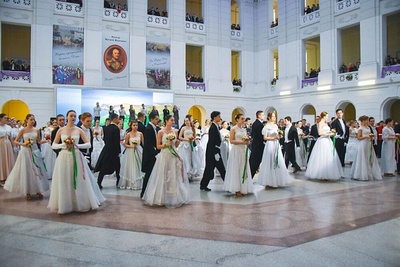 В Новочеркасске 200 пар станцевали на кадетском балу