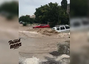 В Ростове на Орбитальной из-за порыва на водопроводе затопило парковку