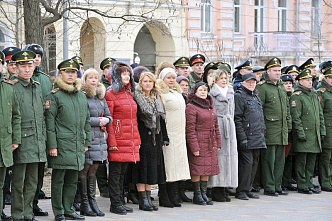 С нашим праздником, мужики!!!