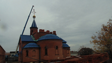 В храме поселка Коксовый освятили крест и подняли шатер купола колокольни