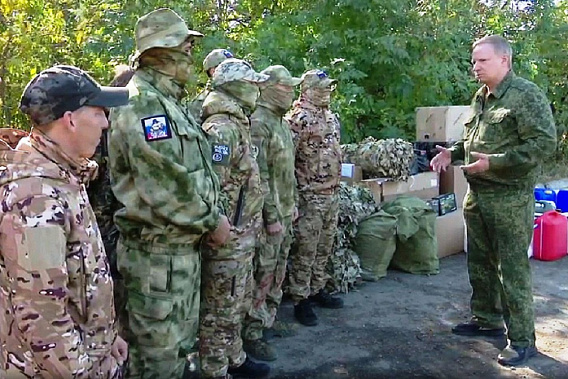 Груз помощи на передовую доставил заместитель донского губернатора В. Артемов. Источник фото: donland.ru