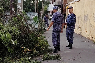 Новочеркасск: сотрудники вневедомственной охраны Росгвардии приняли участие в устранении последствий урагана