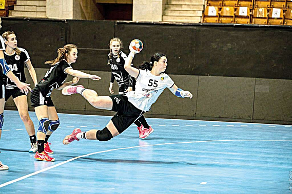 Елизавета БОНДАРЕВА в этом сезоне за «Ростов-Дон-3» забросила 138 мячей и вошла в десятку лучших бомбардиров высшей лиги. Фото с сайта rostovhandball.com