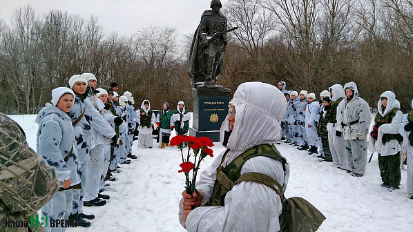 По традиции юнармейцы возложили цветы к памятнику Неизвестному Солдату, установленному в Кумженском мемориальном комплексе.