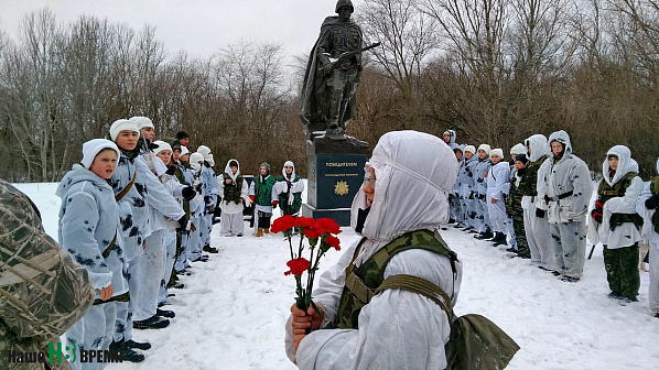 По традиции юнармейцы возложили цветы к памятнику Неизвестному Солдату, установленному в Кумженском мемориальном комплексе. По традиции юнармейцы возложили цветы к памятнику Неизвестному Солдату, установленному в Кумженском мемориальном комплексе.