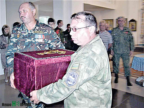 Сергей ШИРЕНКО, возглавляющий Поисковое движение Ростовской области (справа), взял на себя ответственность за перевозку останков к месту упокоения.