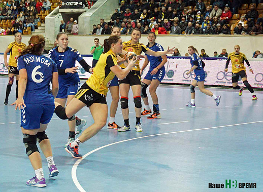 Ростовчанки (желто-черная форма) на «огневом» рубеже...