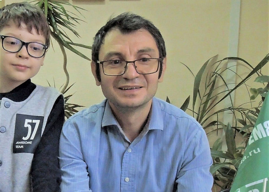 Главный арбитр турнира «Рапид в честь Дня семьи, любви, согласия и верности в «Слонёнке» при поддержке «Нашего времени» Ованес Луспикаев с участником соревнований сыном Андреем.