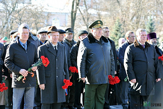 Возложили цветы к мемориальному комплексу