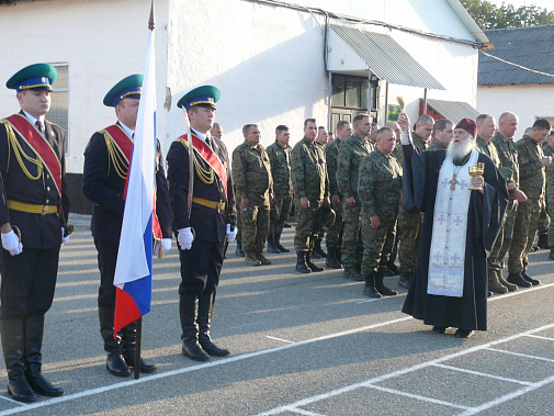 Адмирал и священник напутствовали молодых пограничников